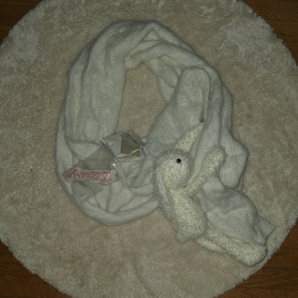 13 De Marzo White Bunny Scarf